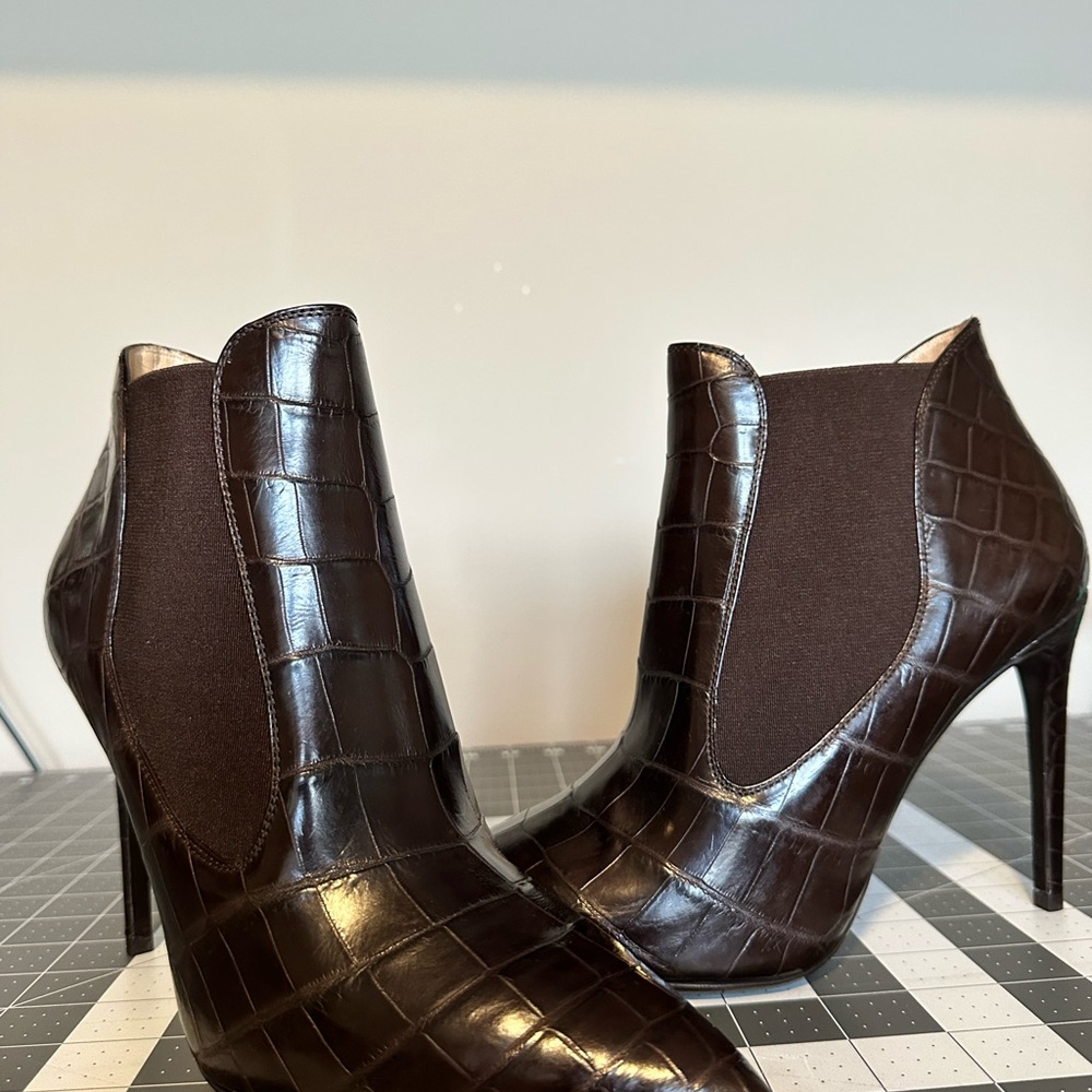 Elegant Brown Crocodile Pattern Ankle Boots